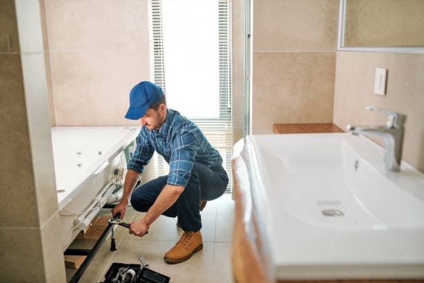 Professionelle Montage von Dusche, Waschbecken und Armaturen in einem renovierten Bad in Berlin.