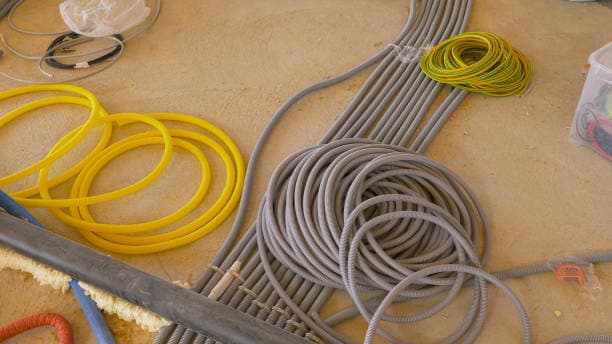 Professionelle Elektroinstallation mit sorgfältiger Verlegung von Kabeln für sichere und effiziente Stromversorgung im Gebäude