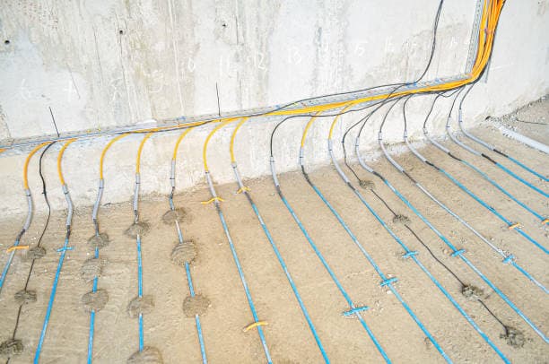 Saubere und sichere Installation elektrischer Kabel für moderne Wohn- und Gewerbegebäude.