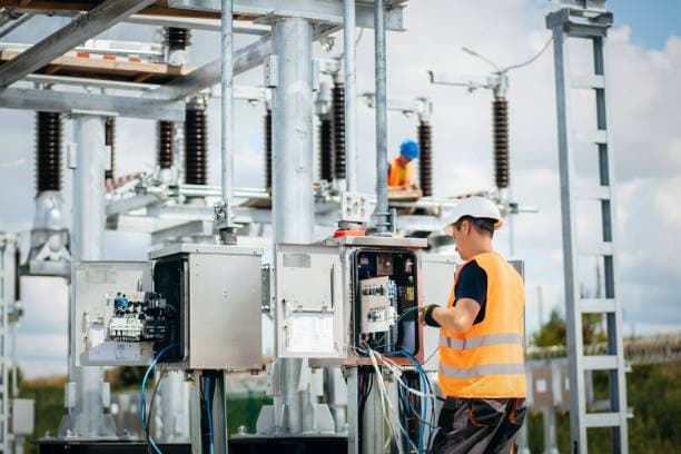 Fachtechniker behebt Störungen und repariert defekte Elektroinstallationen in einem Berliner Haushalt.