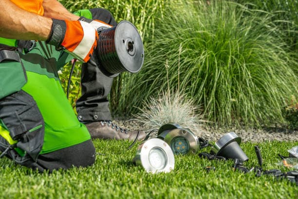 Moderne Gartenlampen werden von einem Elektriker fachgerecht im Außenbereich installiert.