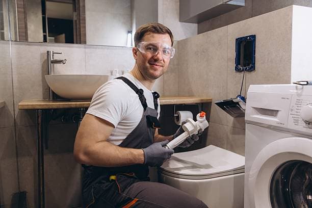 Fachhandwerker installiert moderne Sanitäranlagen in einem Badezimmer eines Wohngebäudes in Berlin.