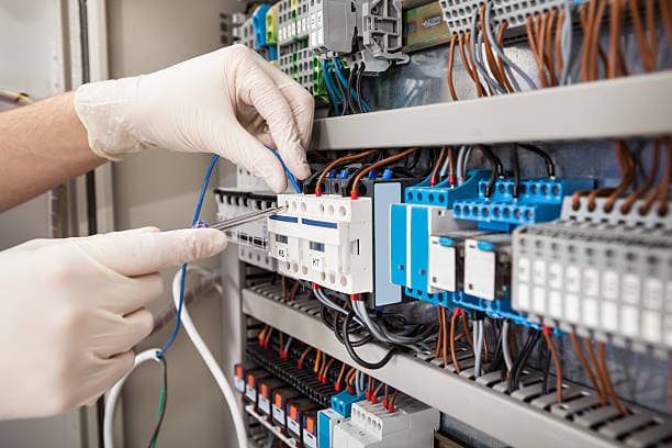Fachgerechte elektrische Installationen in Berlin für Neubau und Renovierung – zuverlässig, sicher und energieeffizient umgesetzt.